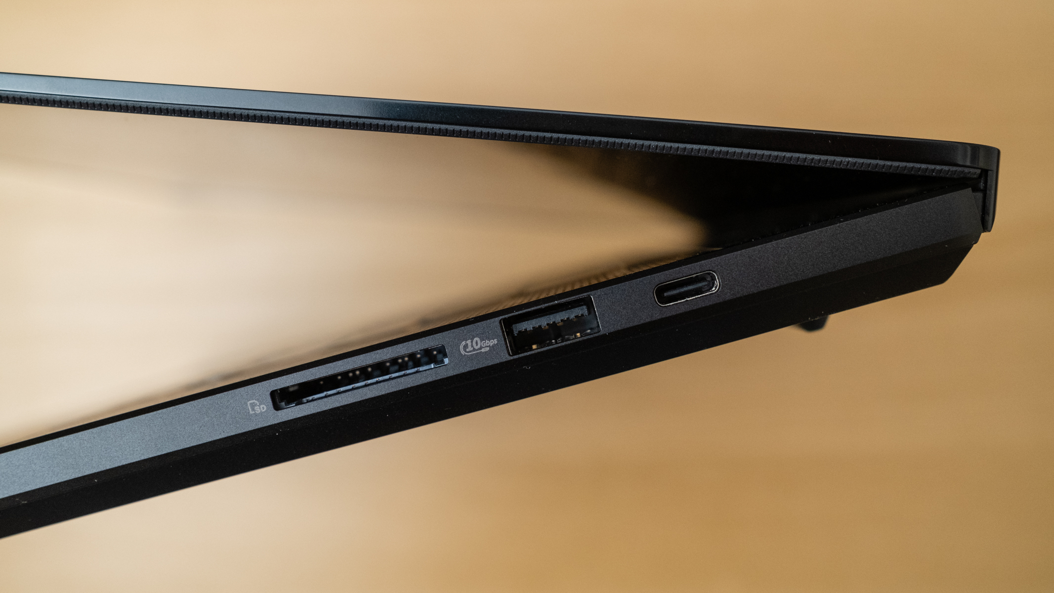 Asus ProArt P16 H7606WX ports