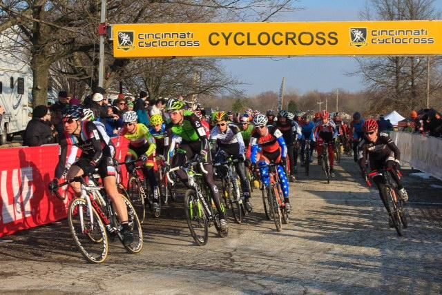 Jeremy Powers leads the men's field at the start