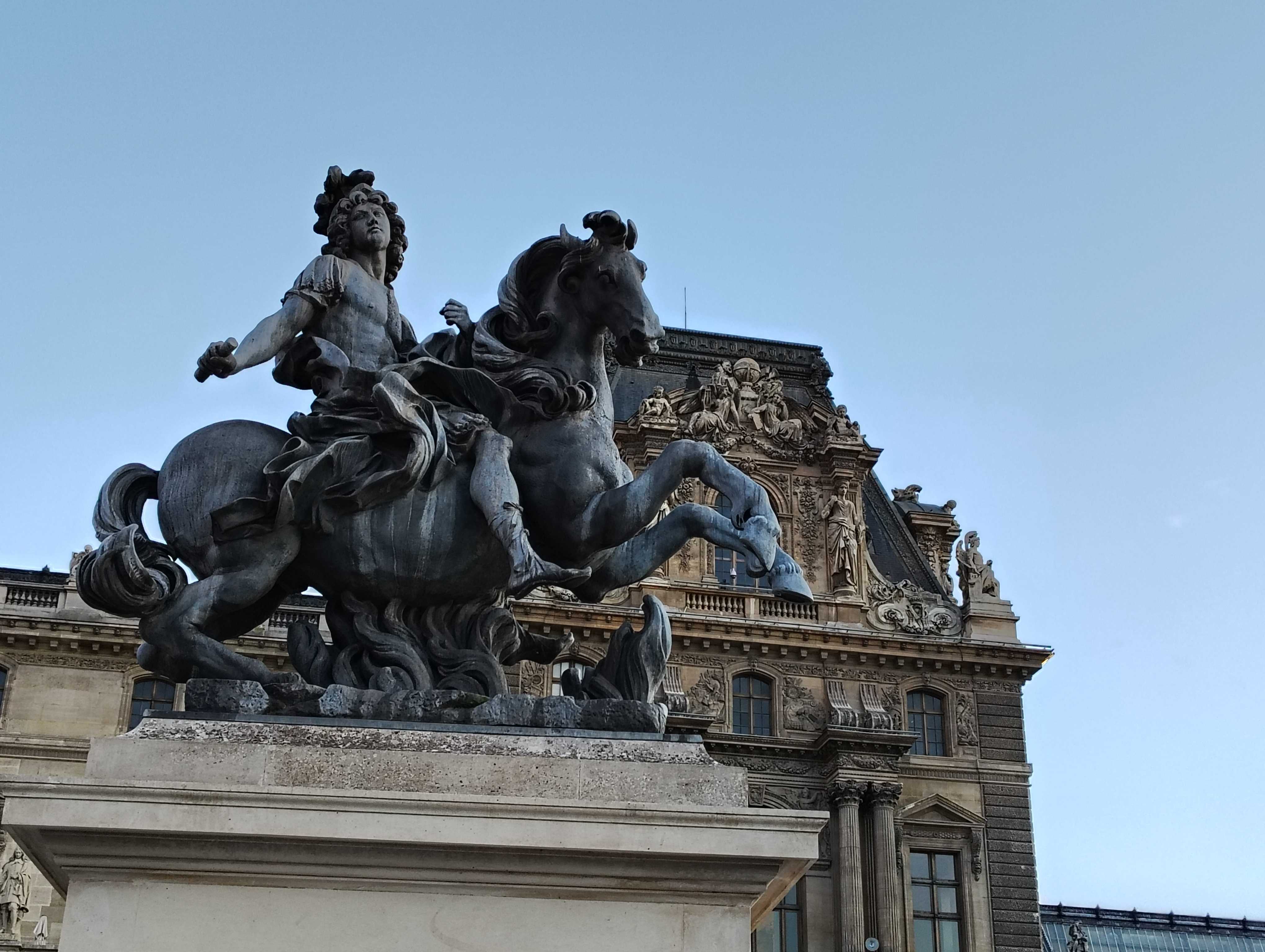 2x zoom of a statue of Louis XIV on a horse