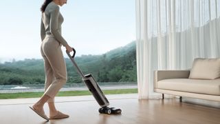 Woman using the Dreame H14 Pro Wet and Dry Vacuum in her home