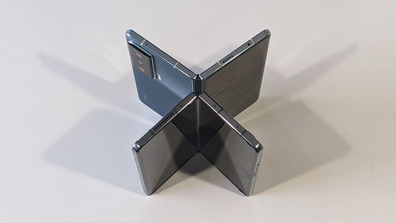 Honor Magic Vs hands-on half open Samsung Galaxy Z Fold 4