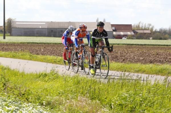 The leaders head back to Roeselare - Villumsen, van Vleuten and Ferrier-Bruneau
