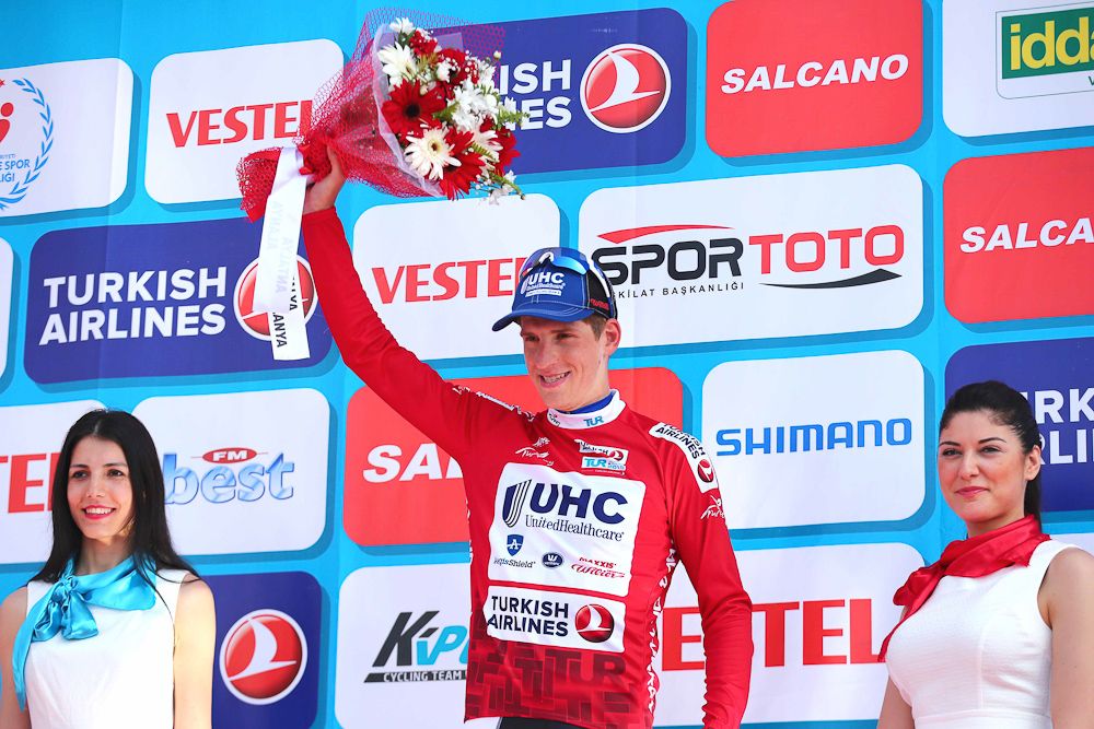 Federico Zurlo in the mountains jersey.