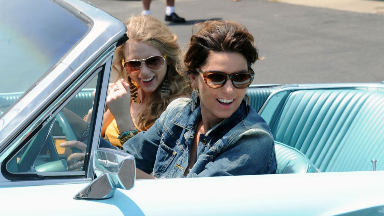 Shania Twain &amp;amp; Taylor Swift Recreate &amp;#039;Thelma &amp;amp; Louise&amp;#039;