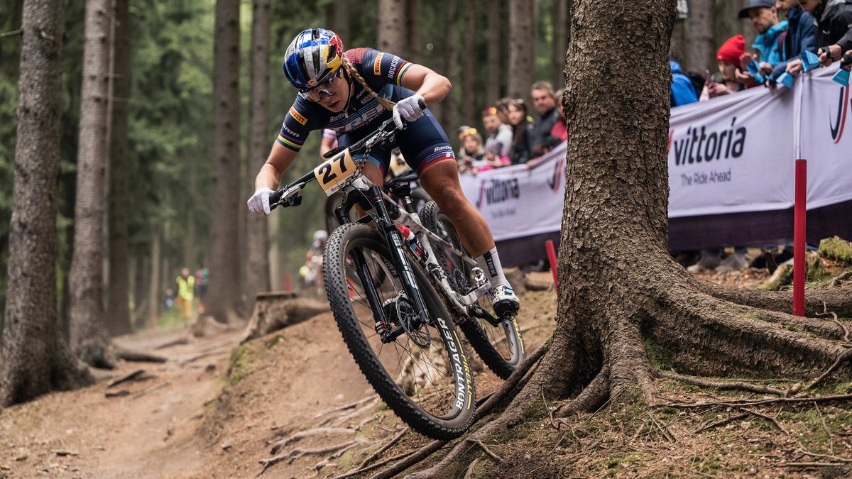 Puck Pieterse and Tom Pidcock secure thrilling Cross-Country MTB World ...