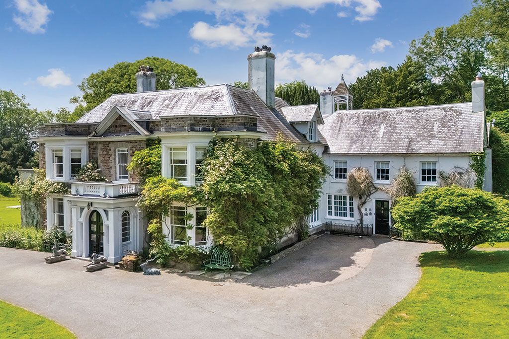 Houses for sale with libraries: Halsdon House, Dolton, Winkleigh, Devon.