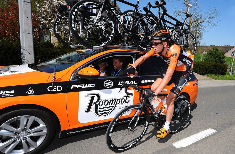 Michael Boogerd hands Jesper Asselman (Roompot) a bidon
