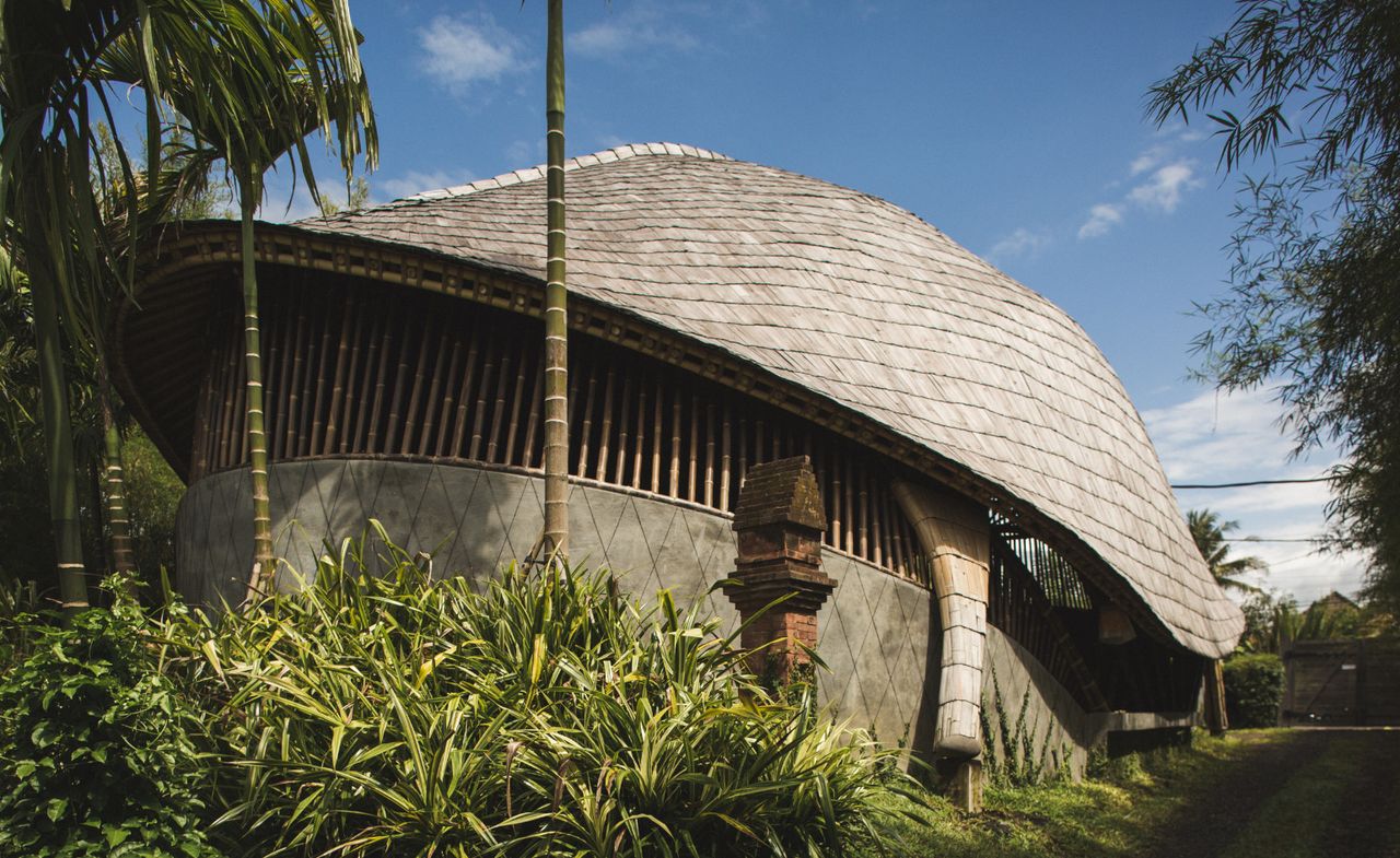 The Kura Kura badminton court in Ubud, Bali by Studio Jencquel and Ibuku