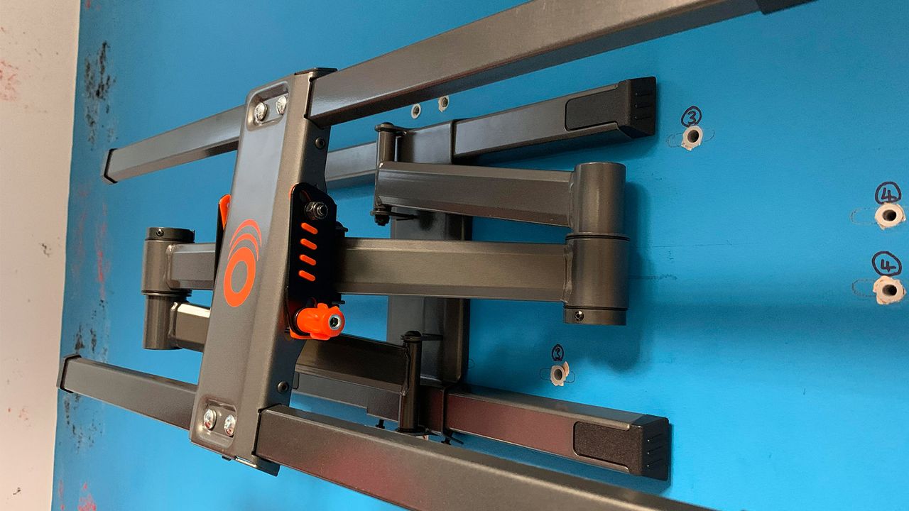 The Echogear EGLF3 TV wall mount