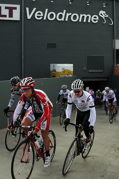 Floyd Landis leaves the velodrome at the start of stage four