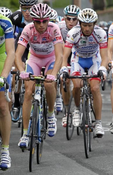Michele Scarponi (Androni Giocattoli) follows the race leader