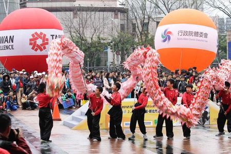 A large crowd gathered at the end of stage 2.