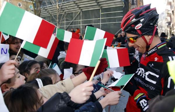 Alessandro Ballan (BMC) signs an autograph