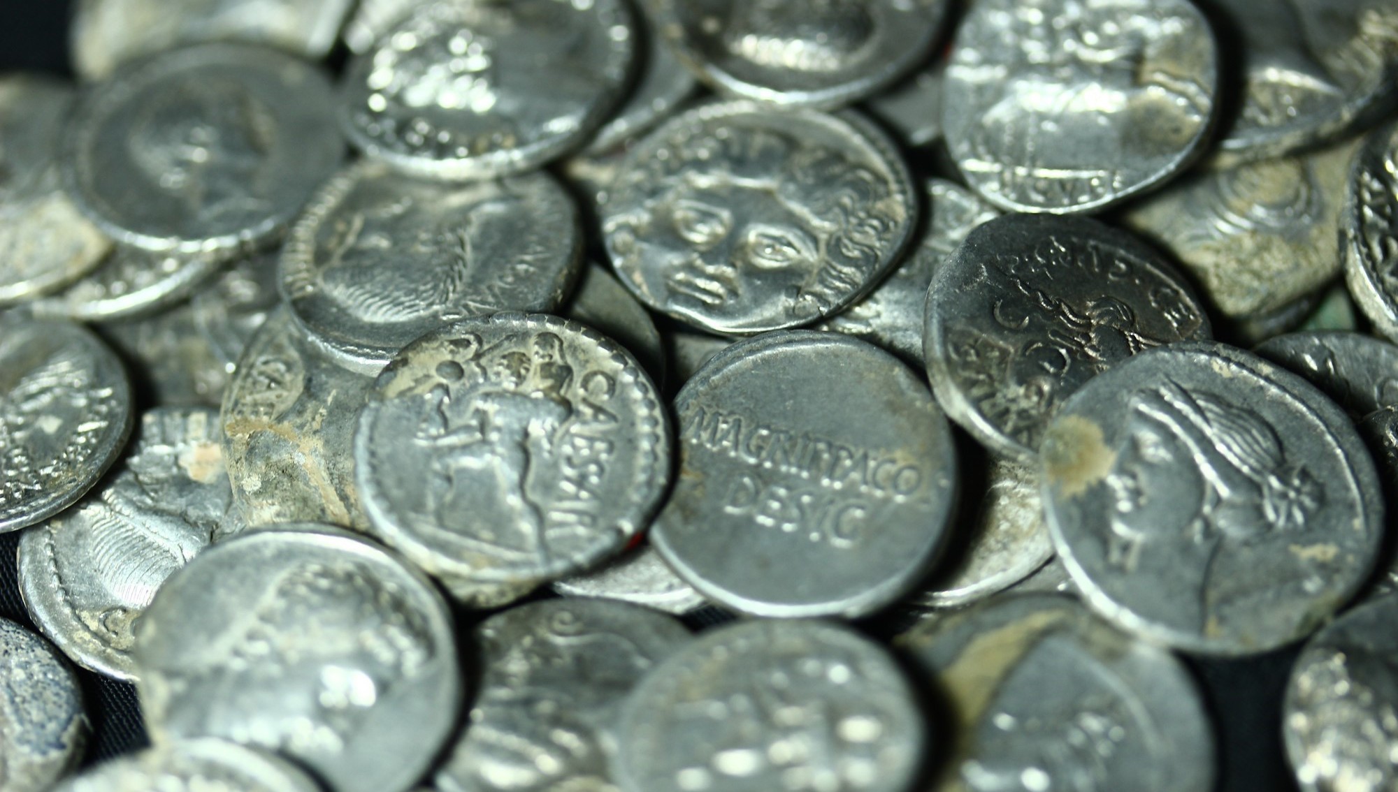 Archäologen in der Türkei haben in einem Krug 651 Silbermünzen entdeckt.