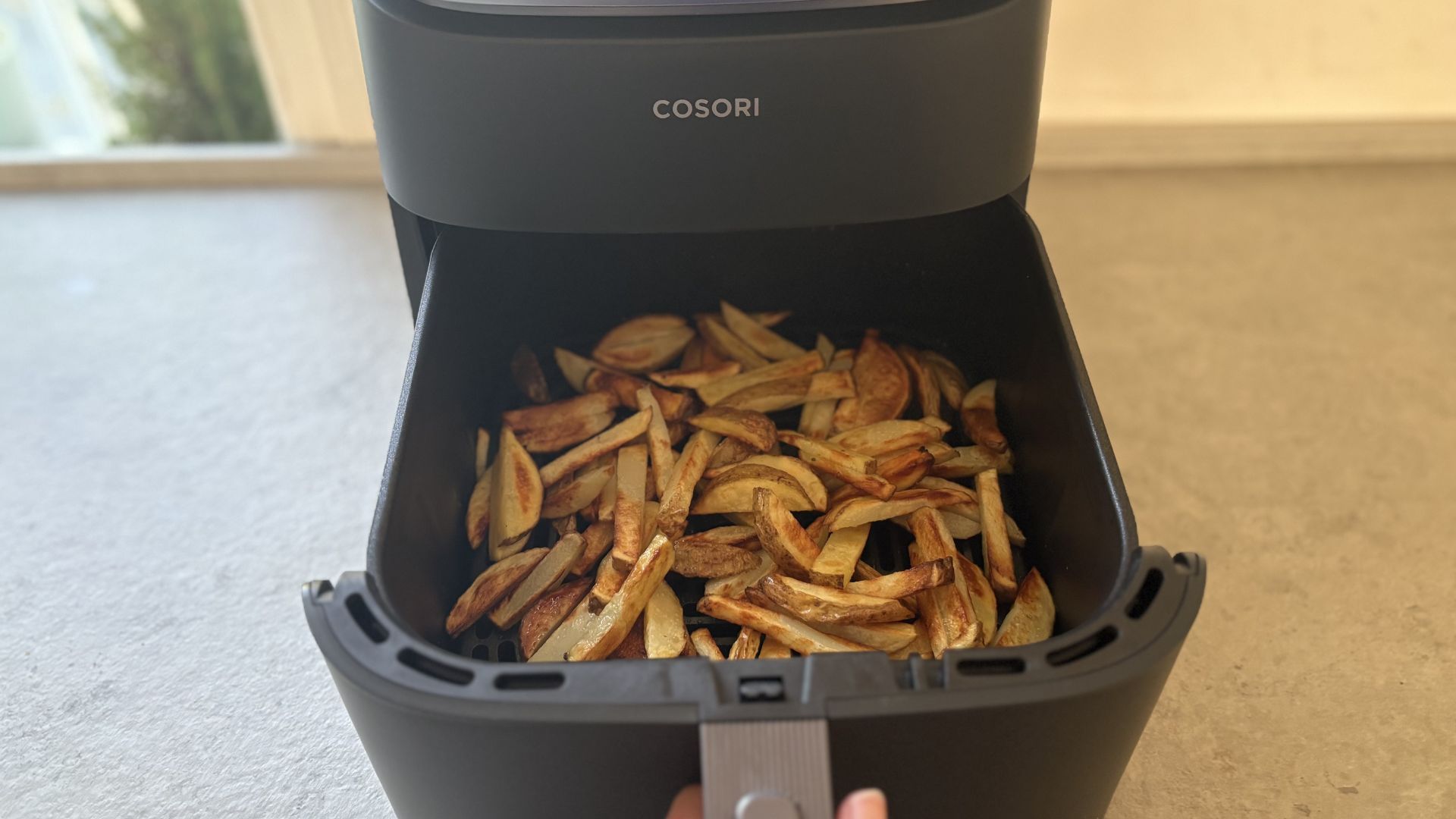 Testing the Cosori TurboBlaze 6L Air Fryer cooking chips