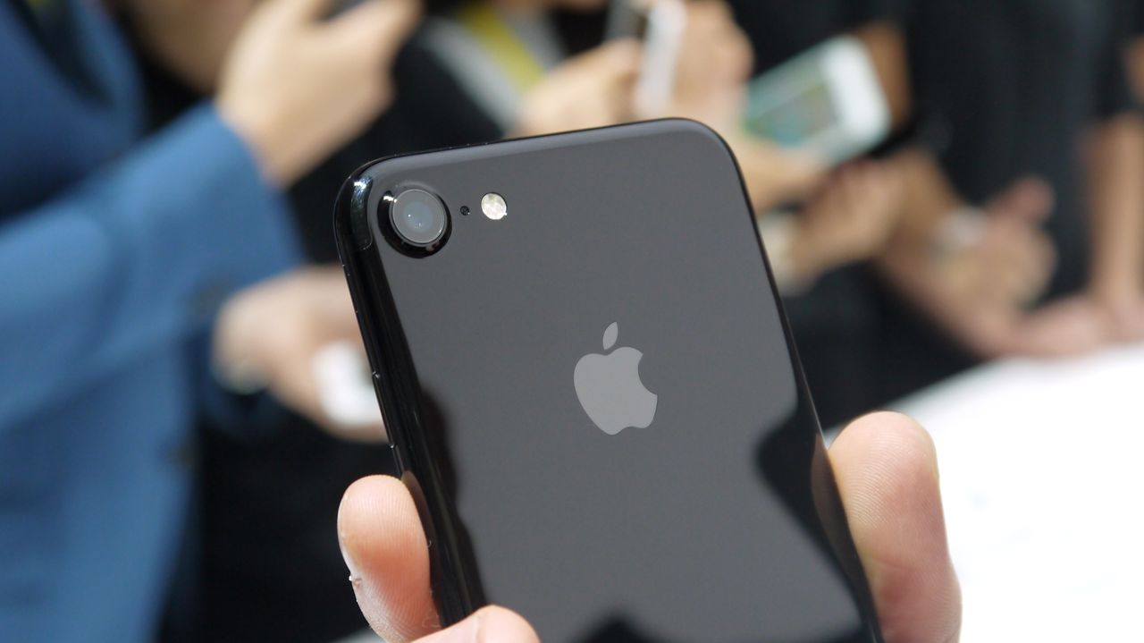 iphone 7 in hand