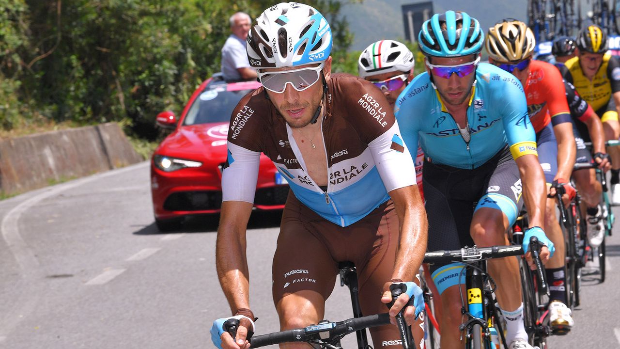 Matteo Montaguti shows off the Bolle Shifter during the Italian Grand Tour
