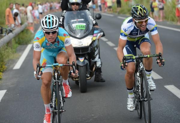 Alexander Vinokourov (left) and Michael Albasini attacked on the final descent