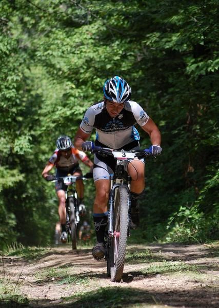 Nathan Guerra (Wheel &amp; Sprocket / Vision) chased by Mike Phillips (Adventure212/Specialized).
