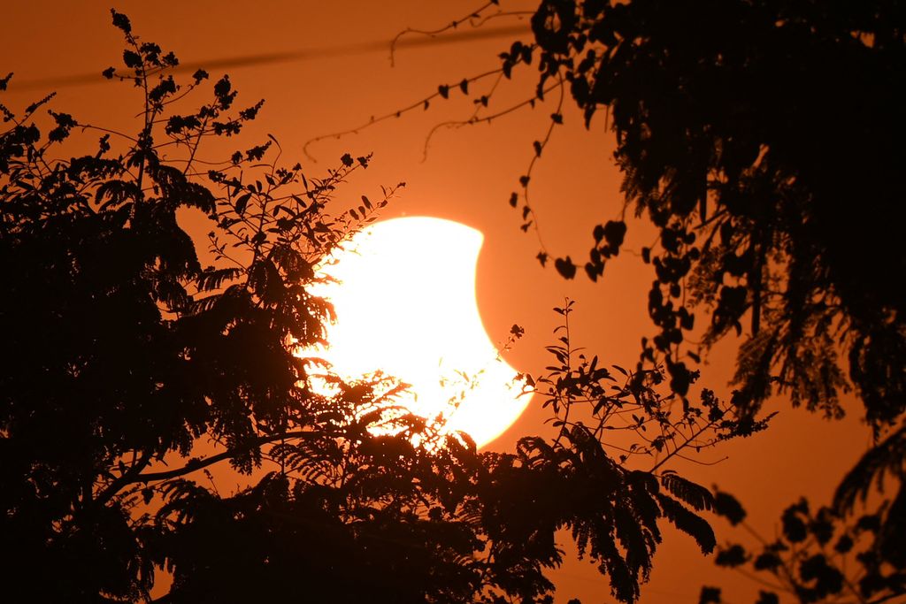 Stunning and Spooky Photos Of The Final Solar Eclipse Of 2022 Live 