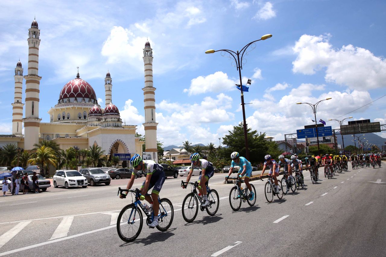 Orica-GreenEdge on the front of the peloton