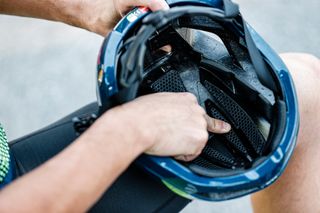 Male cyclist holding the Kask Elemento