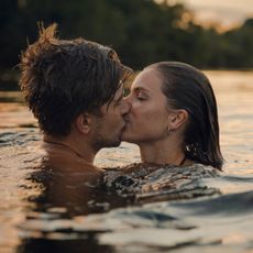 Best dating sites: A woman and man kissing in a lake