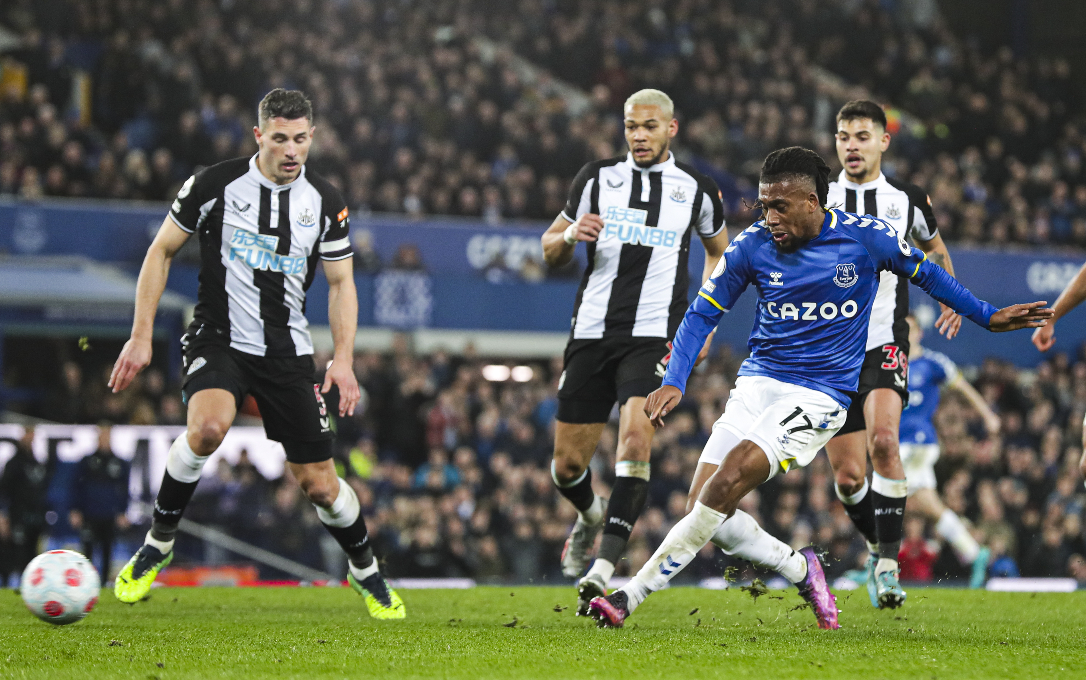 Alex Iwobi scores Everton's winner