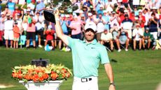 Rory McIlroy holds the FedExCup aloft last year. GettyImages-1242790835