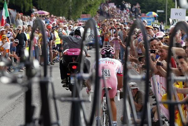 Alberto Contador makes his way to the finish line in Nevegal.