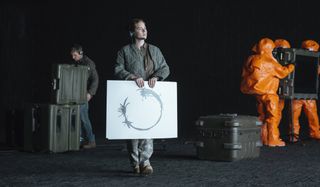 Arrival Amy Adams holding a cue card written in Heptapod