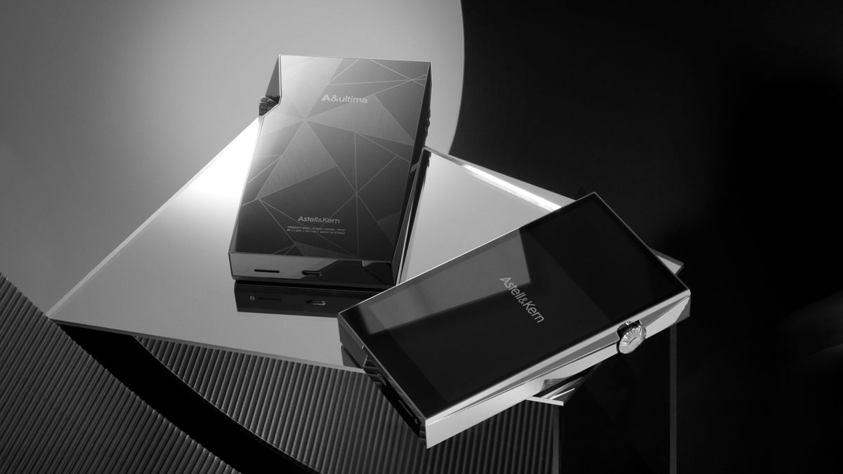 Astell &amp; Kern&#039;s A&amp;ultima player in black and white, on a plinth