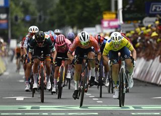 Charlotte Kool beats Lorena Wiebes in the sprint after Barbara Guarischi&#039;s lead out