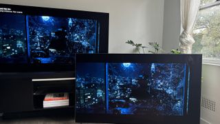 De LG G4 OLED TV op een tv-meubel, met de LG G3 OLED ernaast