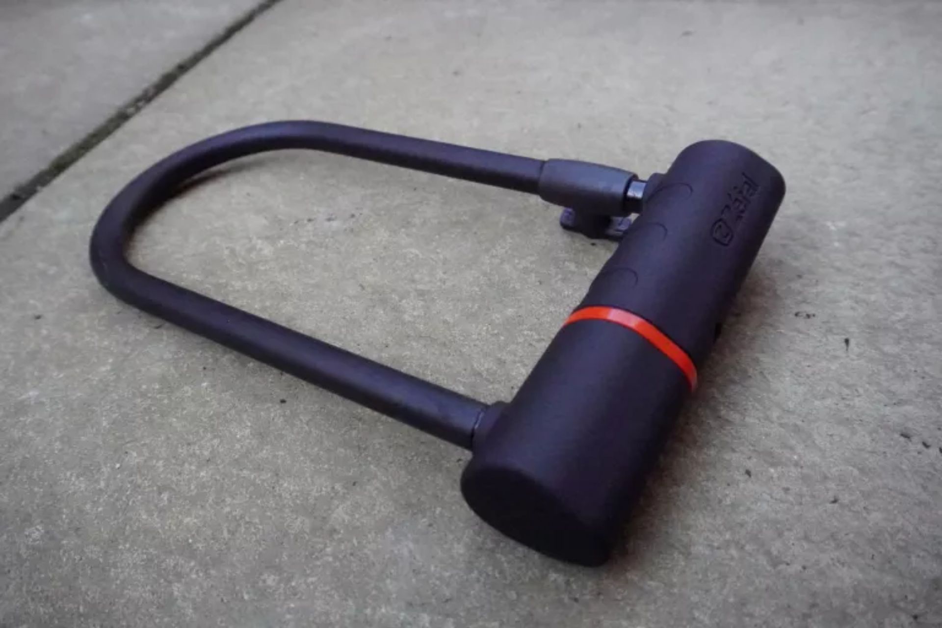 ZÉFAL K-TRAZ U17 on a paving slab