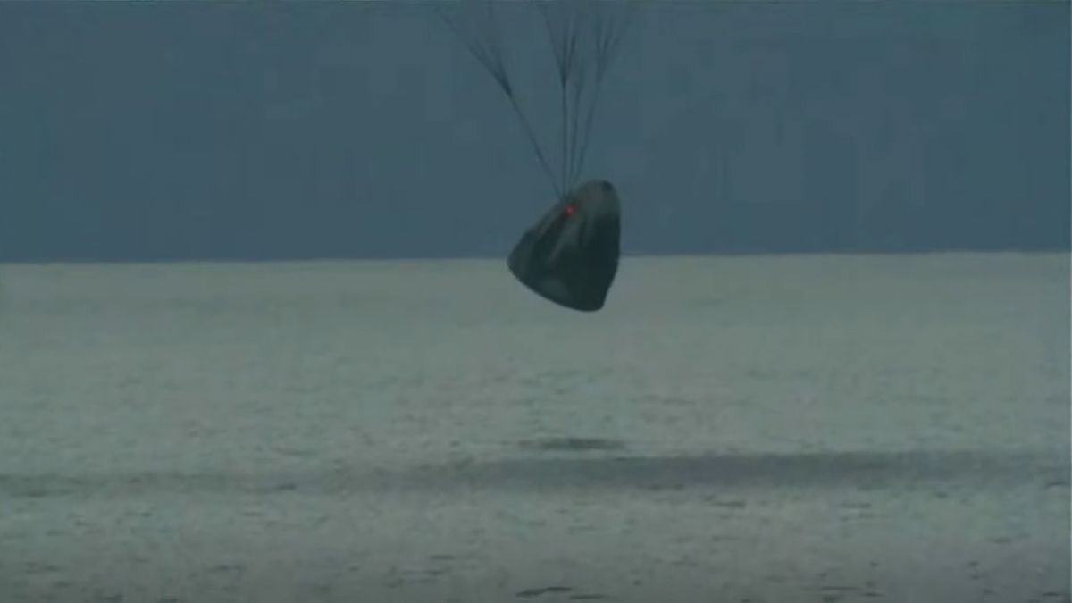 The Crew Dragon Resilience splashes down in the Atlantic Ocean off the coast of Florida, on Sept. 18, 2021.