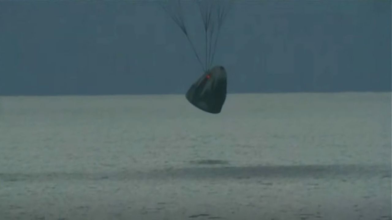 The Crew Dragon Resilience splashes down in the Atlantic Ocean off the coast of Florida, on Sept. 18, 2021.
