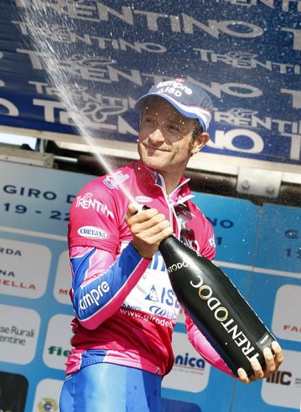 Race leader Michele Scarponi (Lampre-ISD) uncorks the bubbly.