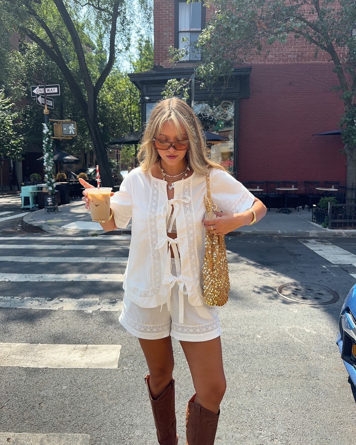Uma mulher em Nova York vestindo um conjunto branco de duas peças com cabelo loiro cremoso