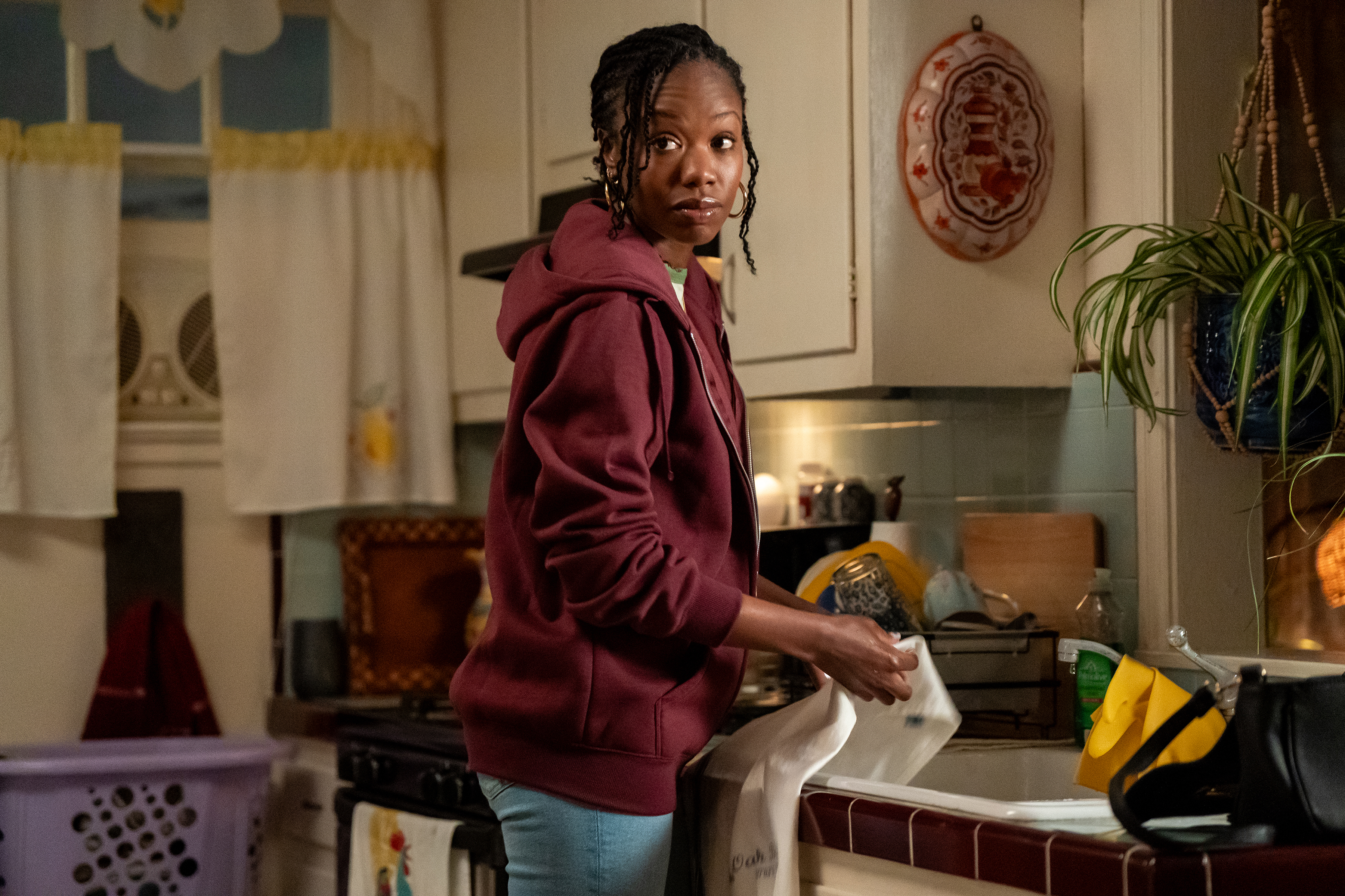 Xosha Roquemore as Shelly washing the dishes in the tv show forever
