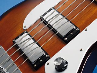 They look like mini-humbuckers, but the pickups are in fact single coils