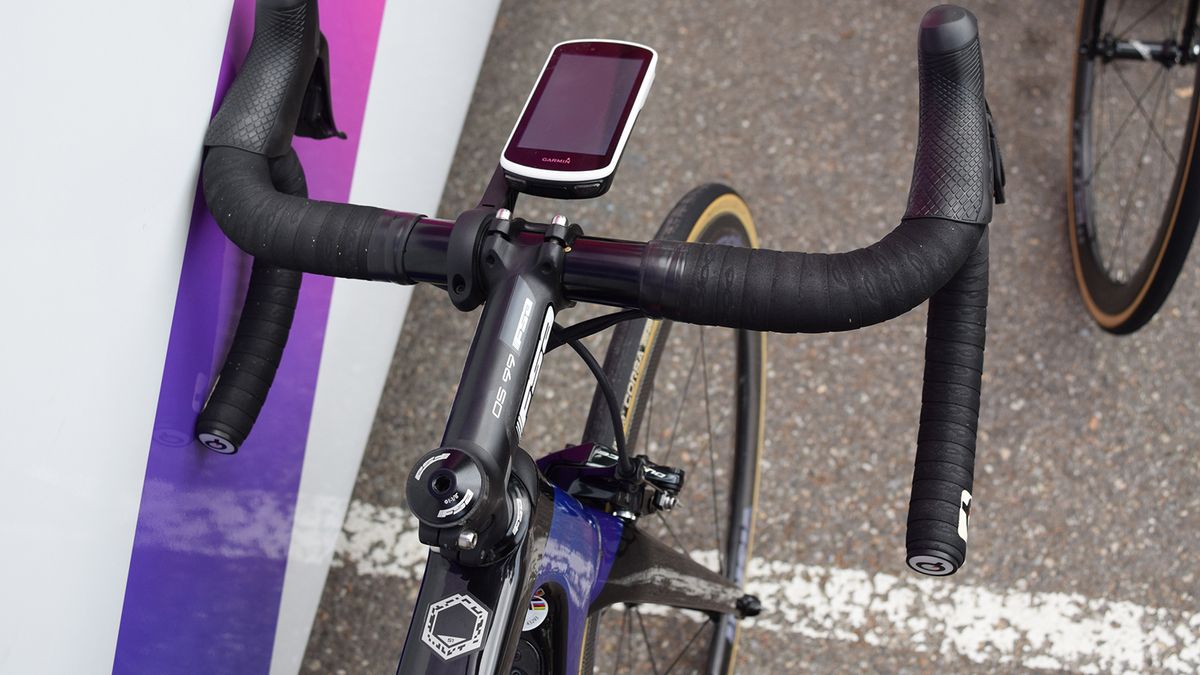 Uran's FSA handlebars are pretty narrow at just 38cm wide