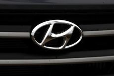  The Hyundai logo is displayed on a Hyundai Santa Fe SUV