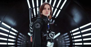 Bästa Disney Plus-filmer: Jyn Erso klädd som en Imperial officer i Rogue One.