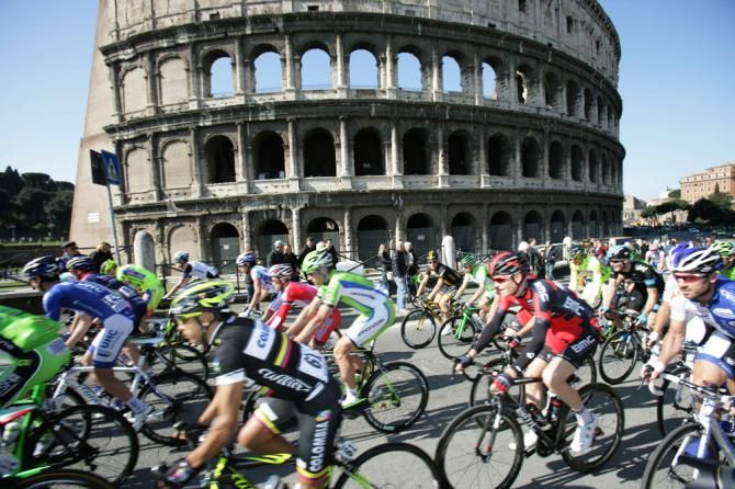 The peloton in action at Roma Maxima