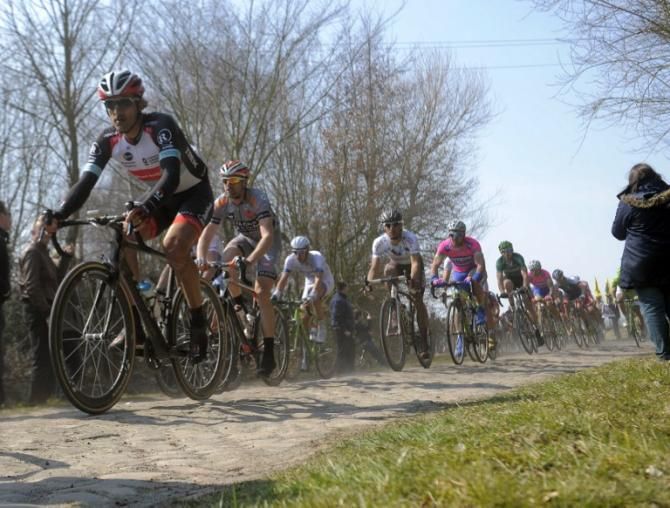 Fabian Cancellara (RadioShack-Leopard) flies over the cobbles