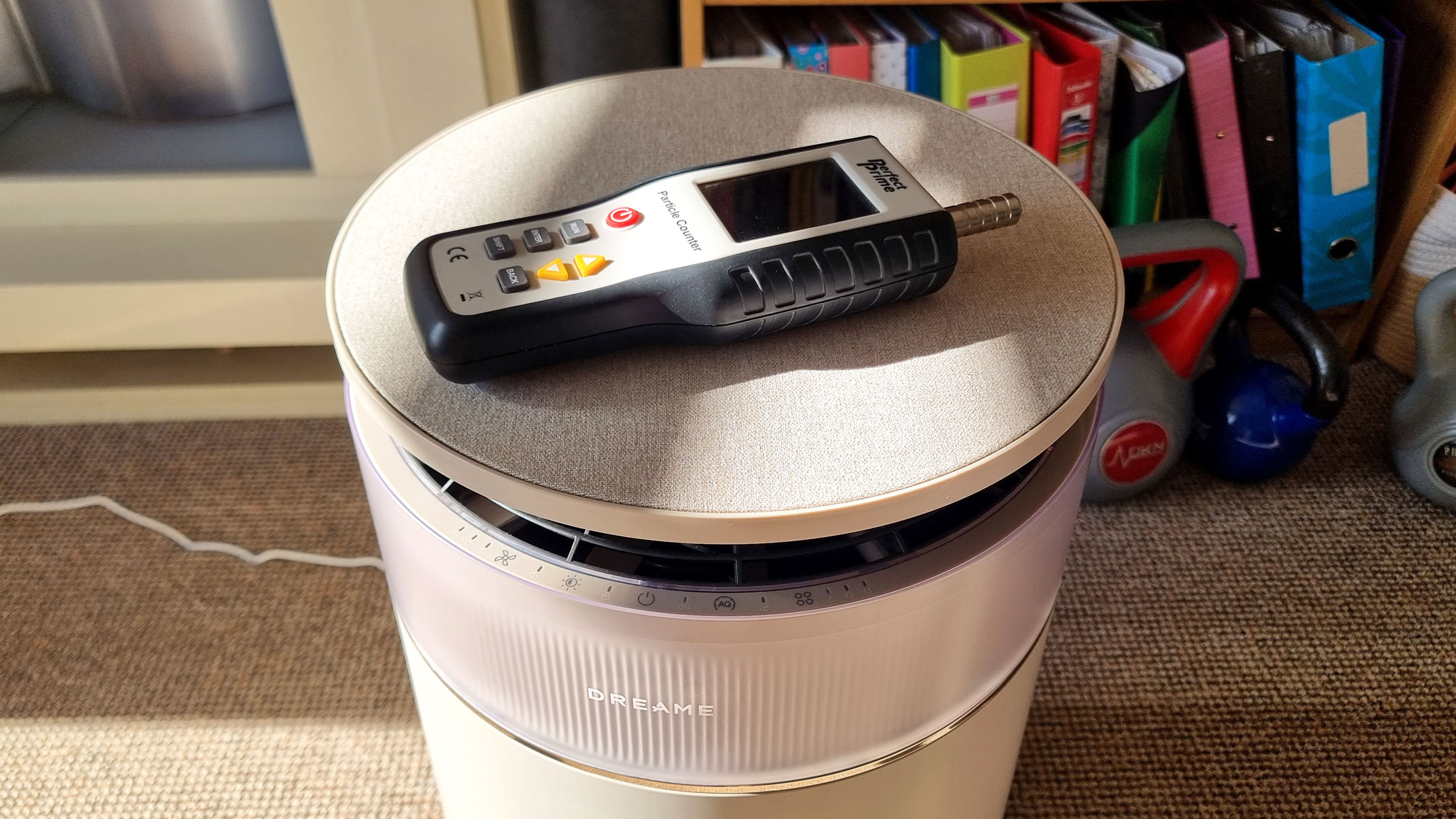 a picture of the Perfect Prime air particle monitor placed at the top of the Dreame FP10 air purifier