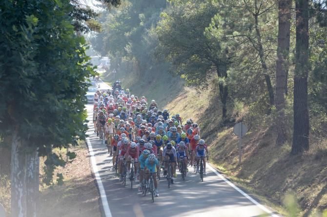 The peloton is all together.
