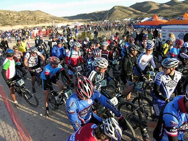 Racers line up for the start of the Mas o Menos.