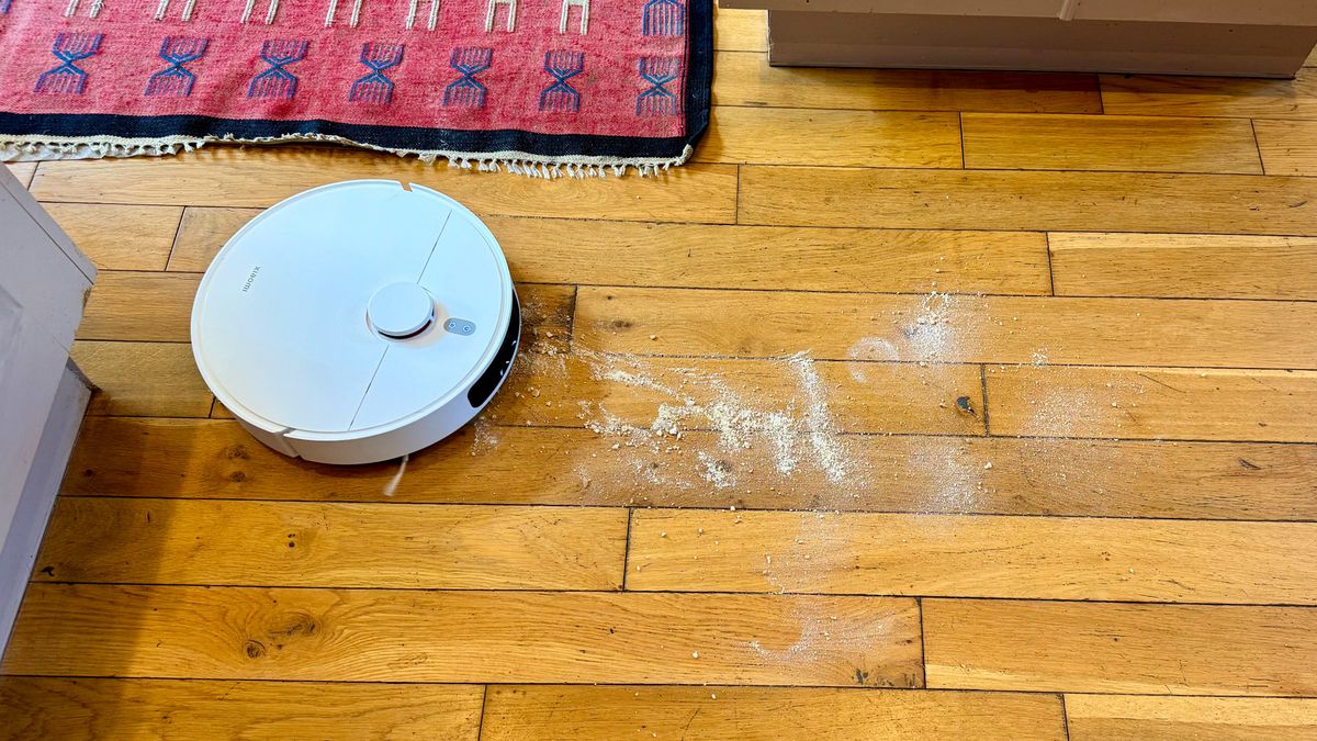 Xiaomi X20+ cleaning up flour